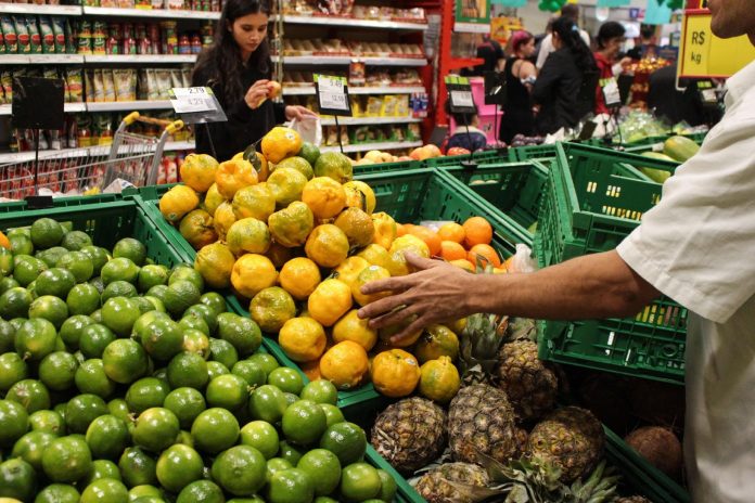 Concentração de supermercados afeta consumo de alimentos, diz estudo